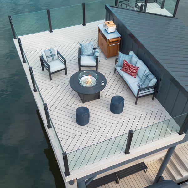 A roof deck on the Trex dock in the color Salt Flat with Trex Signature X-Series Frameless Glass.